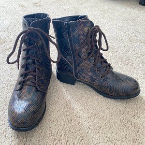 🌻 🌸 Brown Lace-Up Ankle Boots – Animal Skin Pattern – NEVER WORN – Sz 5.5